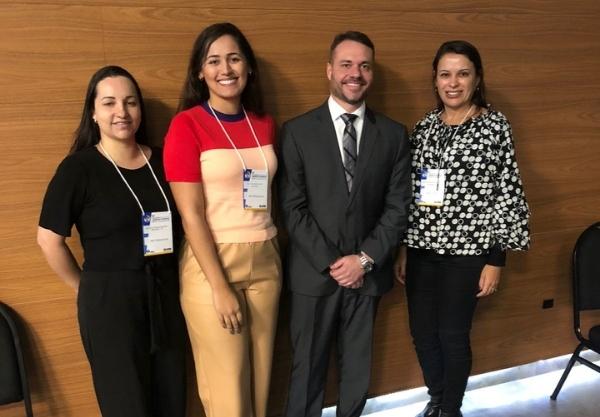 Dra. Fabiana, que também é professora do Curso de Medicina da Unipar, estava acompanhada ainda de acadêmicos da Liga de Terapia Intensiva. Nesta foto, elas estão com o presidente nacional da Amib (Associação Medicina Intensiva Brasileira) Dr. Marcelo Maia.